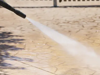 Lavando el pavimento estampado con agua de alta presión en Málaga.